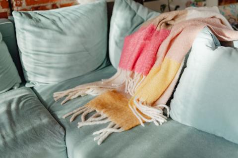 En sofa med et varmt tæppe