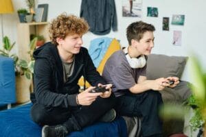 drenge-spiller-videospil